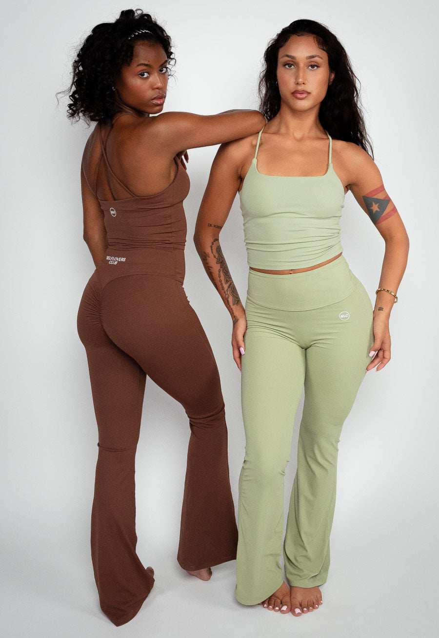 Model Vanessa is wearing a Medium in AIDA Flare Legging & Medium Skinny Strap. Model Madison is wearing a Small ORA Twist Bra